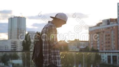 英俊的亚洲学生男子打字智能<strong>手机</strong>城市市中心夜灯通信技术4g接收短信